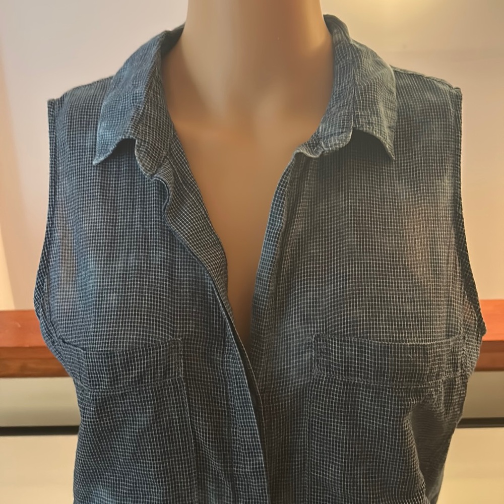 Cloth and Stone medium sleeveless blouse with hidden buttons.  Cloud-like print.